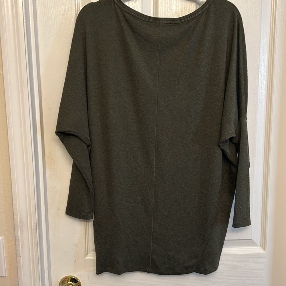 White House Black Market women’s XS pullover sweater. Lightweight. Long tail.